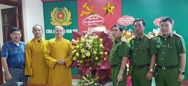 Ban Trị sự GHPGVN huyện Nam Đàn tặng hoa chúc mừng lãnh đạo Công an huyện Nam Đàn