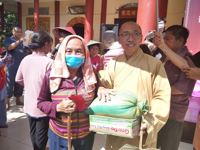 Đại đức Thích Phước Huệ trao quà đến bà con Đại đức Thích Phước Huệ trao quà đến bà con
