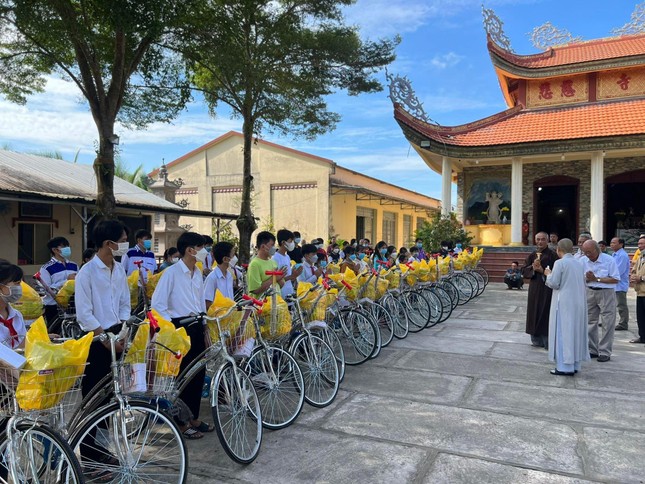 Thượng tọa Thích Thiện Quý tặng xe đạp cho các em học sinh Thượng tọa Thích Thiện Quý tặng xe đạp cho các em học sinh