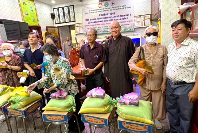 Buổi trao quà tại chùa Lộc Dã