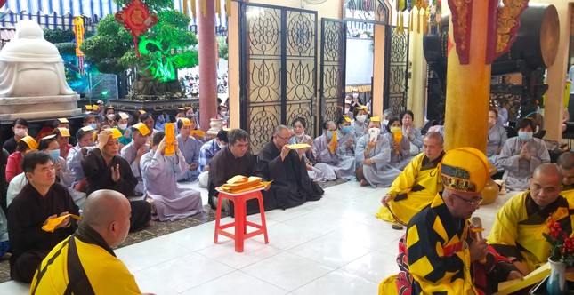 Phật tử tham dự buổi lễ cầu siêu