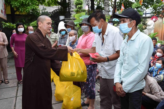 Đại đức Thích Nhuận Từ, trụ trì chùa Bát Nhã trao quà đến người nghèo Đại đức Thích Nhuận Từ, trụ trì chùa Bát Nhã trao quà đến người nghèo