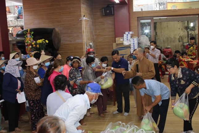 Chùa Hồng Liên tổ chức phát quà đến bà con nghèo nhân mùa Vu lan Chùa Hồng Liên tổ chức phát quà đến bà con nghèo nhân mùa Vu lan