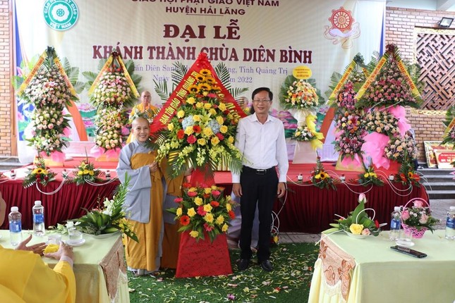 Ban Tôn giáo tỉnh Quảng Trị tặng hoa chúc mừng