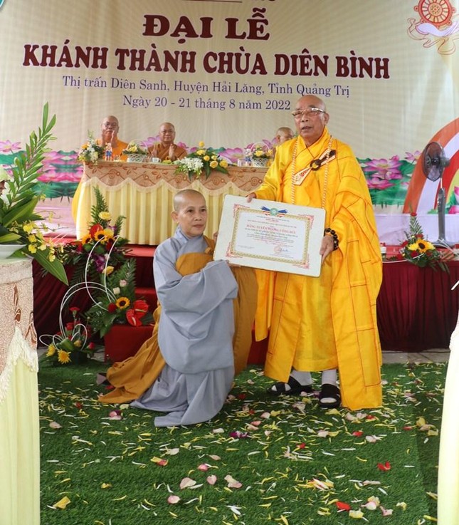 Ni sư Thích nữ Chơn Tịnh, trụ trì chùa Diên Bình nhận Bằng Tuyên dương công đức