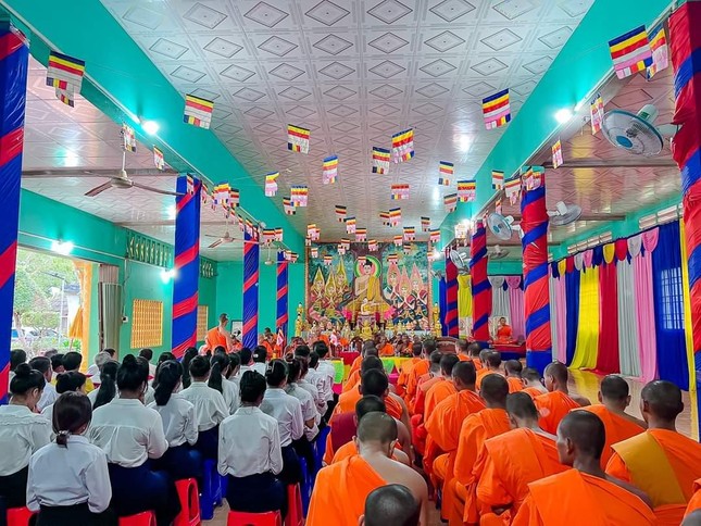 Đoàn đến thăm lớp Sơ cấp Phật học và Tiểu học tại chùa Đom Bon Phak (xã Đôn Châu, huyện Duyên Hải)