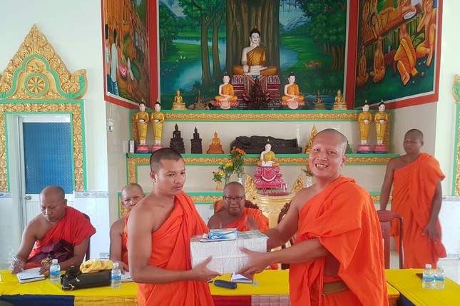 Đoàn trao tặng tập, viết cho chùa Trapeang Chhouk