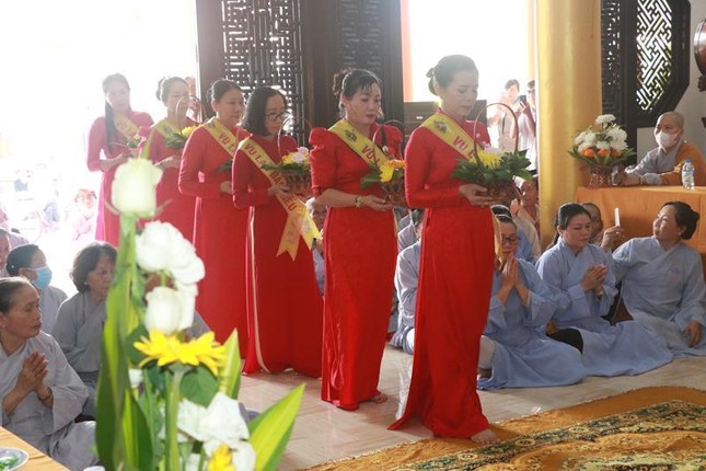 Dâng hoa cúng dường nhân mùa Vu lan - Báo hiếu