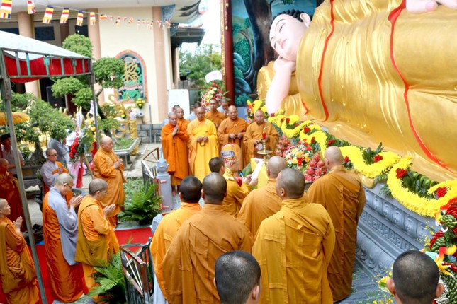 Hòa thượng Thích Quảng Xả chủ trì buổi lễ an vị