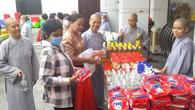 Chư Ni hướng dẫn bà con chọn hàng Chư Ni hướng dẫn bà con chọn hàng