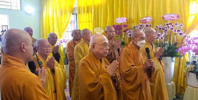 Chư tôn đức nhất tâm cầu nguyện Chư tôn đức nhất tâm cầu nguyện