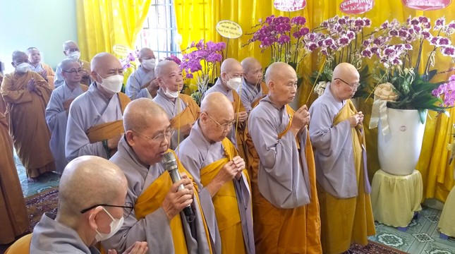 Chư Ni thắp hương tưởng niệm Chư Ni thắp hương tưởng niệm