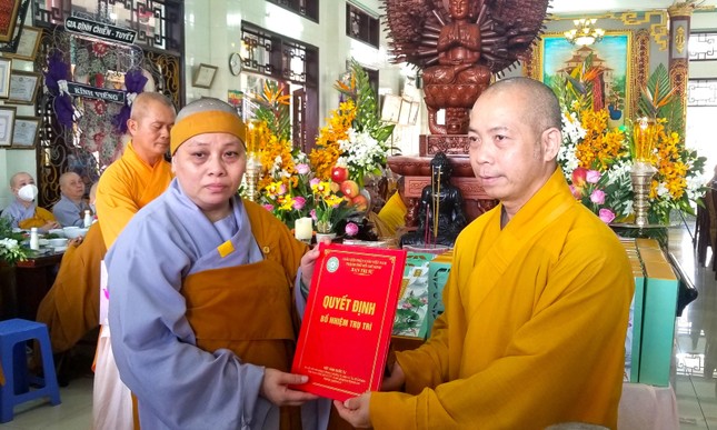 Thượng tọa Thích Quang Thạnh, Phó ban Trị sự kiêm Trưởng ban Giáo dục TP.HCM trao quyết định bổ nhiệm trụ trì chùa Pháp Quang đến Sư cô Thích nữ An Định Thượng tọa Thích Quang Thạnh, Phó ban Trị sự kiêm Trưởng ban Giáo dục TP.HCM trao quyết định bổ nhiệm trụ trì chùa Pháp Quang đến Sư cô Thích nữ An Định