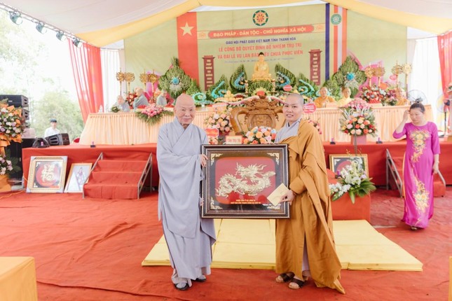 Ni trưởng Thích nữ Như Đức tặng quà đến Sư cô Thích nữ Lệ Chí, tân trụ trì chùa Phúc Viên - Ảnh: Nhật Tuệ