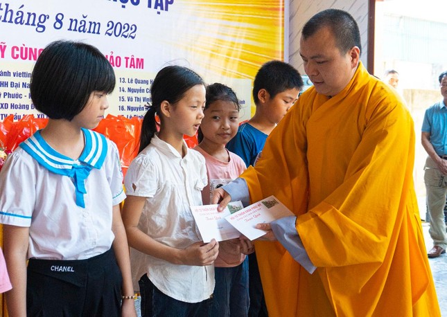 Các em học sinh được nhận quà trước thềm năm học mới Các em học sinh được nhận quà trước thềm năm học mới