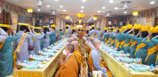 Phật tử thành kính dâng pháp y cúng dường