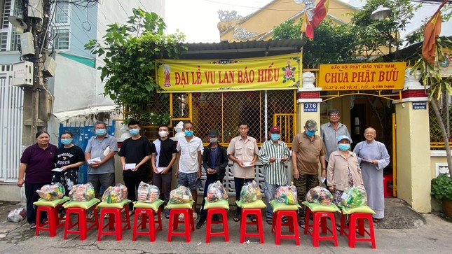 Chùa Phật Bửu trao quà đến các hộ nghèo tại phường 12, quận Bình Thạnh Chùa Phật Bửu trao quà đến các hộ nghèo tại phường 12, quận Bình Thạnh