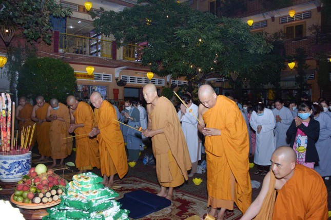 Chư tôn đức thắp hương tưởng niệm