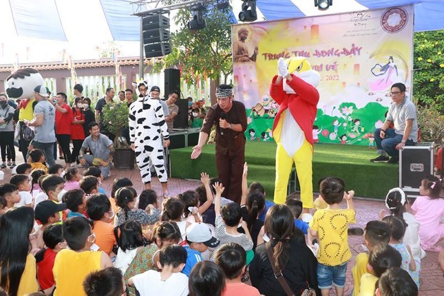 Các bạn nhỏ hào hứng tham gia tiết mục giao lưu cùng chú Cuội Các bạn nhỏ hào hứng tham gia tiết mục giao lưu cùng chú Cuội