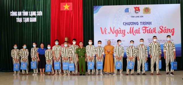 Tặng quà đến các phạm nhân có thành tích tốt trong quá trình cải tạo Tặng quà đến các phạm nhân có thành tích tốt trong quá trình cải tạo