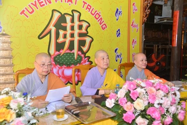 Tam sư truyền giới cho các giới tử Ni Tam sư truyền giới cho các giới tử Ni