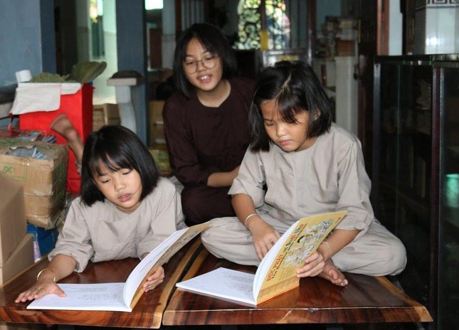 Các em nhỏ về chùa tu học, say mê với sách - Ảnh: Huệ Thái Các em nhỏ về chùa tu học, say mê với sách - Ảnh: Huệ Thái
