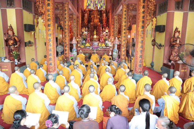 Lễ Phật cầu gia hộ tại chánh điện chùa Thánh Long Lễ Phật cầu gia hộ tại chánh điện chùa Thánh Long