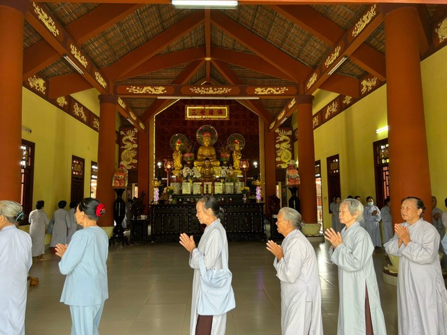 Phật tử niệm Phật, kinh hành Phật tử niệm Phật, kinh hành