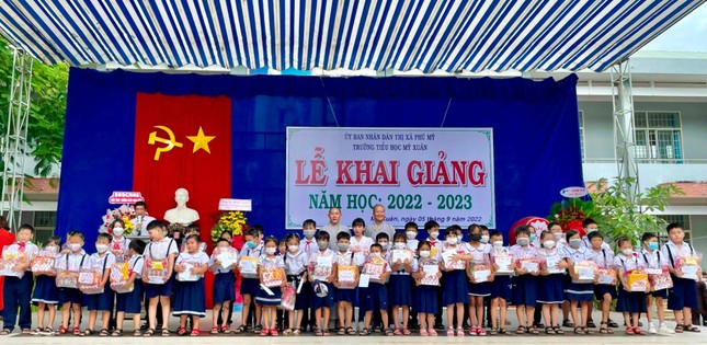 Các em học sinh Trường Tiểu học Mỹ Xuân nhận học bổng