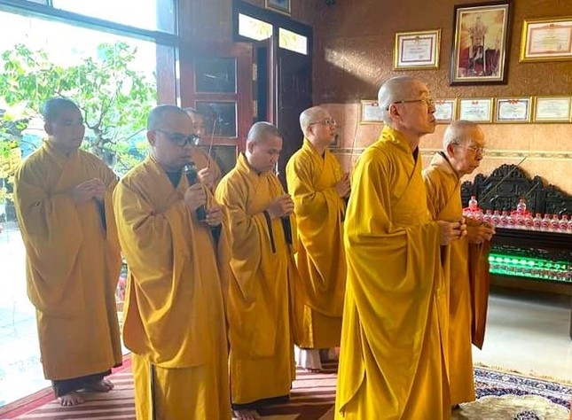 Chư tôn giáo phẩm thắp hương cầu nguyện Chư tôn giáo phẩm thắp hương cầu nguyện