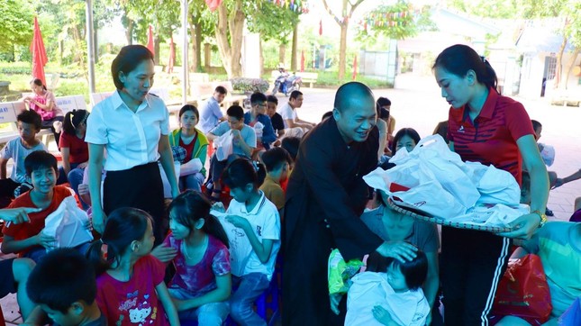 Đại đức Thích Đạo Mẫn trao quà cho các em tại Trường Giáo dục trẻ khuyết tật huyện Sóc Sơn Đại đức Thích Đạo Mẫn trao quà cho các em tại Trường Giáo dục trẻ khuyết tật huyện Sóc Sơn