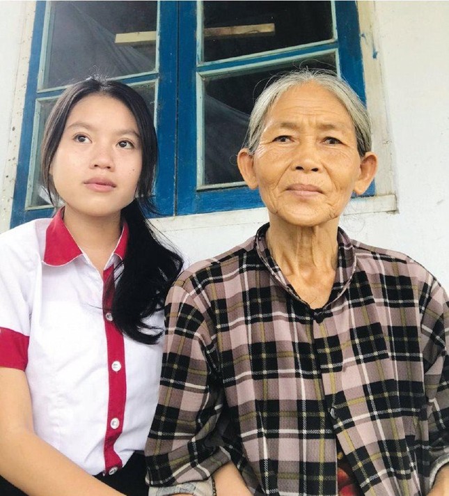 Thúy bên cạnh bà nội trong căn nhà chắp vá Thúy bên cạnh bà nội trong căn nhà chắp vá