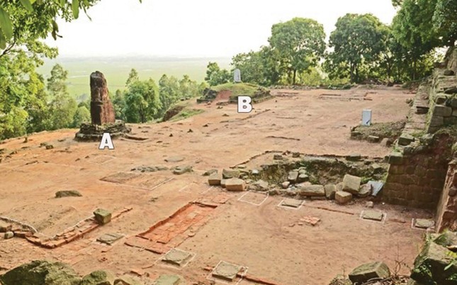 Mặt nền tại khu vực cột đá chùa Dạm được khai quật