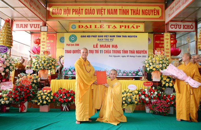 Thượng tọa Thích Nguyên Thành trao quyết định Thượng tọa Thích Nguyên Thành trao quyết định