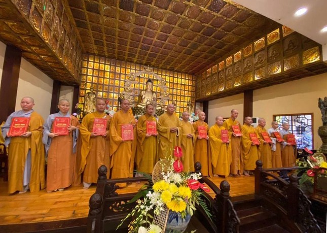 12 thành viên Ban Nghi lễ GHPGVN huyện Bình Chánh nhận quyết định 12 thành viên Ban Nghi lễ GHPGVN huyện Bình Chánh nhận quyết định