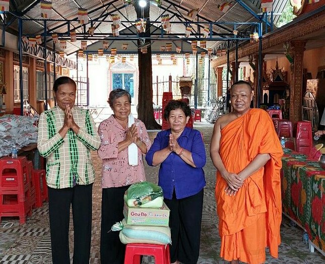 Thượng tọa Trần Dân trao quà cho bà con có hoàn cảnh khó khăn
