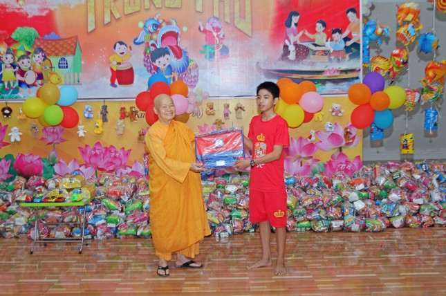 Ni trưởng Cảnh Liên trao phần thưởng cho các em tham gia trò chơi Ni trưởng Cảnh Liên trao phần thưởng cho các em tham gia trò chơi