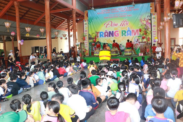 Đông đảo các em thiếu nhi tham dự "Đêm hội trăng rằm" tại chùa Khánh Linh Đông đảo các em thiếu nhi tham dự "Đêm hội trăng rằm" tại chùa Khánh Linh