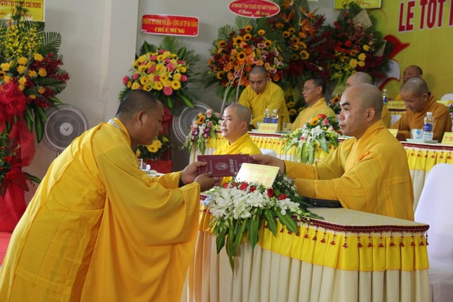 Thượng tọa Thích Chúc Tín, Hiệu trưởng nhà trường trao Bằng tốt nghiệp đến 130 Tăng Ni sinh khóa VIII