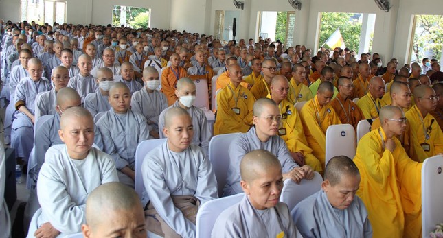 Đông đảo Tăng Ni sinh và cư sĩ Phật tử tham dự lễ