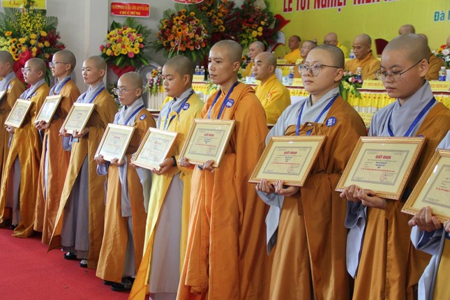 Ni sinh đạt kết quả xuất sắc nhận Giấy khen