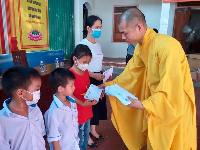 Đại đức Thích Đồng Ấn trao quà cho các em học sinh - Ảnh: T.Đ.A