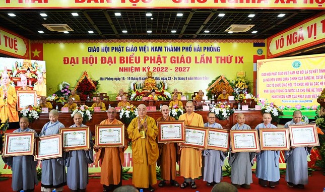 Hòa thượng Thích Thanh Nhiễu trao Bằng Tuyên dương công đức Hòa thượng Thích Thanh Nhiễu trao Bằng Tuyên dương công đức