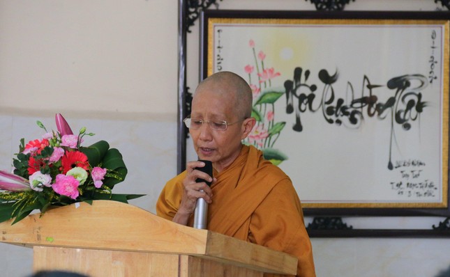 Ni sư Thích nữ Huệ Liên phát biểu tại buổi lễ Ni sư Thích nữ Huệ Liên phát biểu tại buổi lễ