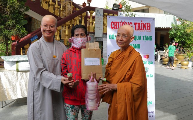 Người dân tích cực hưởng ứng chương trình đổi rác thải nhận cây xanh Người dân tích cực hưởng ứng chương trình đổi rác thải nhận cây xanh