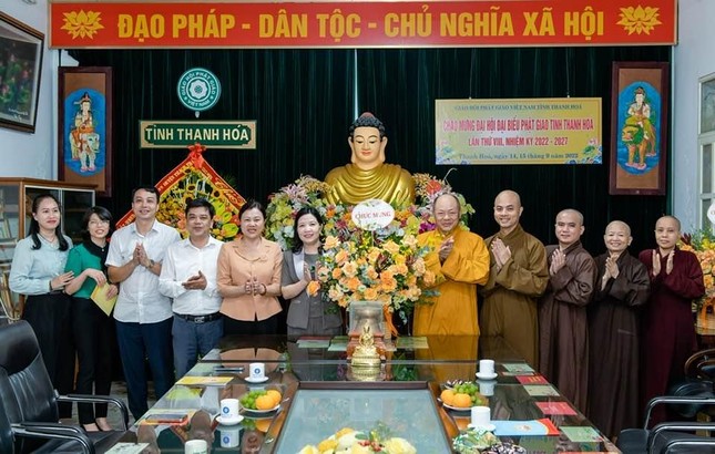 Đoàn công tác tỉnh Thanh Hóa tặng hoa chúc mừng tân Ban Trị sự GHPGVN tỉnh nhiệm kỳ 2022-2027