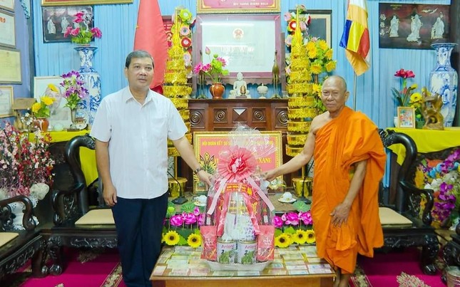 Ông Kim Ngọc Thái tặng quà chúc mừng lễ Sêne Đôlta đến Hòa thượng Thạch Sok Xane tại chùa Âng Ông Kim Ngọc Thái tặng quà chúc mừng lễ Sêne Đôlta đến Hòa thượng Thạch Sok Xane tại chùa Âng