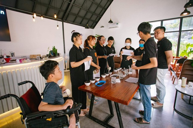 Anh Nguyễn Trung Hậu hướng dẫn nhân viên của mình pha chế cà-phê Anh Nguyễn Trung Hậu hướng dẫn nhân viên của mình pha chế cà-phê