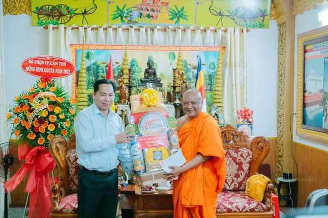 Ông Lê Quang Mạnh, Bí thư Thành ủy tặng quà chúc mừng lễ Sene Đônta tại chùa Pitu Khôsa Răngsây (quận Ninh Kiều) Ông Lê Quang Mạnh, Bí thư Thành ủy tặng quà chúc mừng lễ Sene Đônta tại chùa Pitu Khôsa Răngsây (quận Ninh Kiều)