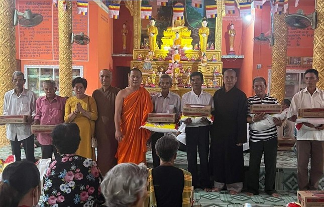 Bà con đến nhận quà tại chùa Bãi Xào Giữa